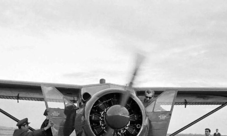 عکس؛ سفر در زمان؛ محمدرضا پهلوی در حال پرواز با یک هواپیمای ملخی سال 38