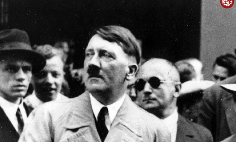 تاریخ و سفر در زمان؛ (عکس) «هیتلر» حال ترک کلیسای سنت مری برمرهافن سال 1309 عکس| سفر در زمان؛ «هیتلر» در حال ترک کلیسای سنت مری در برمرهافن؛ سال 1309