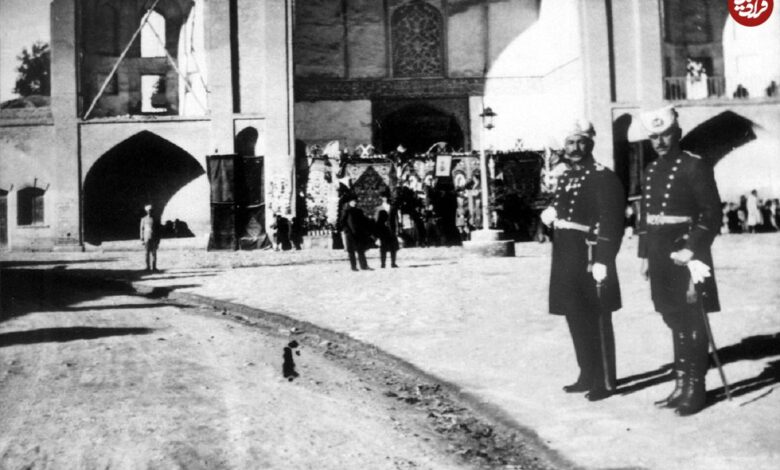 سفر در زمان؛ خاطرات میلسپو: وزارت دادگستری و شهربانی به توطئه کنندگان پیوسته بودند و برای ناراحت کردن و بی اعتبار ساختن ما از حدود وظایفشان فراتر می‌رفتند