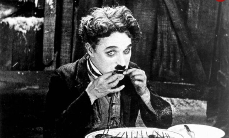 عکس؛ سفر در زمان؛ چارلی چاپلین: ما سخت گرسنه بودیم؛ برای همین مادرم اجاق نفتی کهنه‌مان را در برابر نیم پنی فروخت