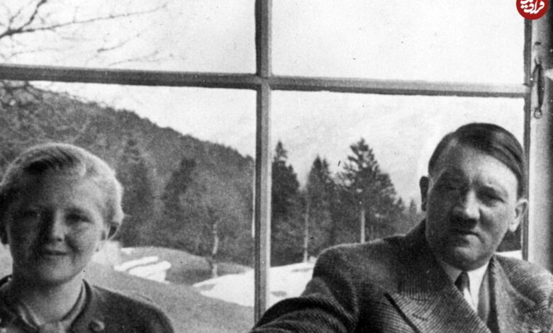 عکس| سفر در زمان؛ «هیتلر» و معشوقه اش در حال بازی با دو سگ خانگی؛ سال 1320