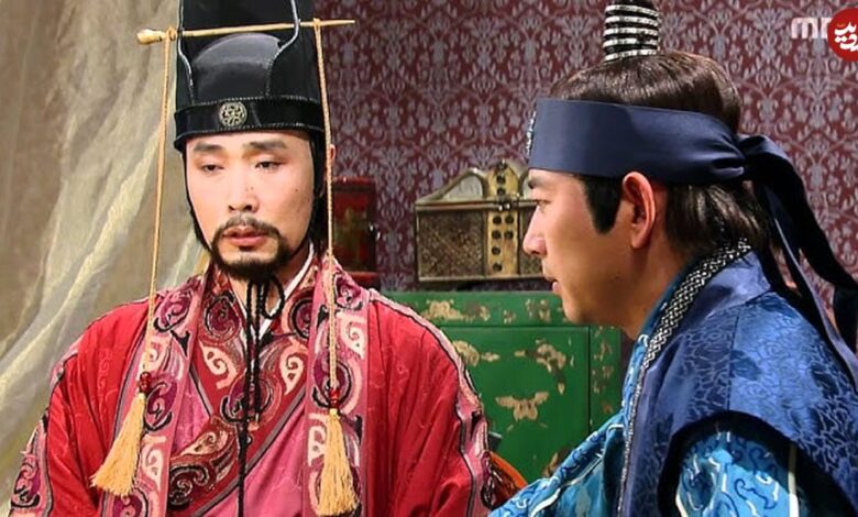 عکس| سفر در زمان؛ «وزیر بولگه» سریال جومونگ در یک نمایشگاه نقاشی؛ سال 1401