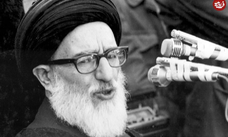 زمان و تقویم چهره ها؛؛ ؛ «آیت الله طالقانی» مقابل خانه اش طالقان؛ سال 1322 عکس سال ۱۴۰۴ عکس؛ سفر در زمان؛ «آیت الله طالقانی» در مقابل خانه اش در طالقان؛ سال 1322