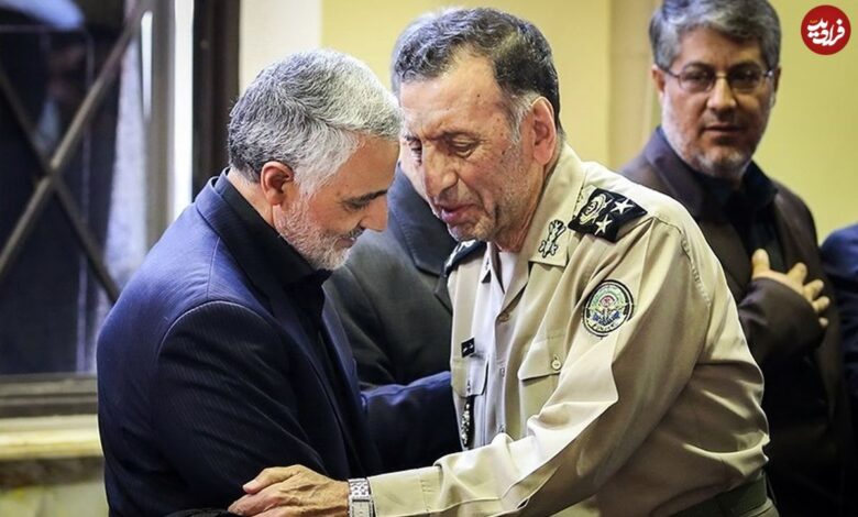 تاریخ و سفر در زمان؛ (عکس) به «سرلشکر سلیمی، فرمانده سابق ارتش» کنار «رهبر انقلاب» خط مقدم دهۀ 60 عکس؛ سفر به تاریخ؛ «سرلشکر سلیمی، فرمانده سابق ارتش» در کنار «رهبر انقلاب» در خط مقدم؛ دهۀ 60