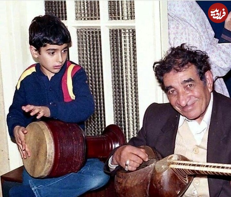 no-name-37 تاریخ و سفر در زمان؛ (عکس) به «همایون شجریان» 12 سالگی حال نواختن تنبک عروسی خواهرش