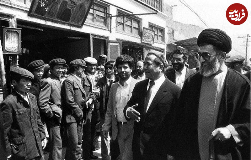 no-name-45 تاریخ و سفر در زمان؛ (عکس) به «رهبر انقلاب» حال قدم زدن خیابانی کشور چین سال 1368