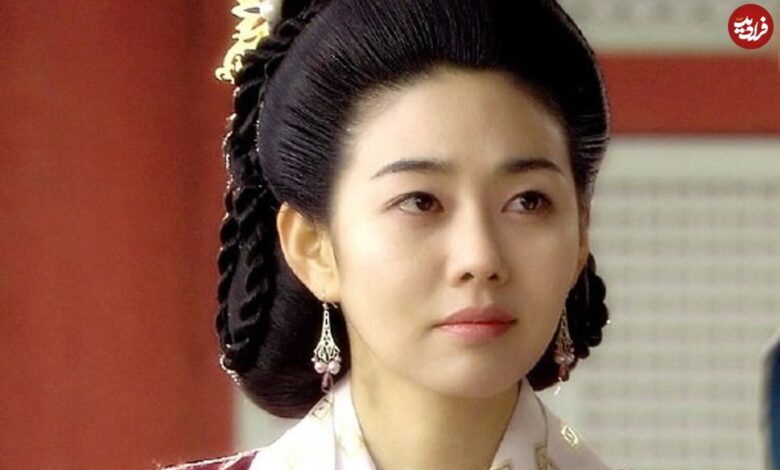 تاریخ و سفر در زمان؛ (عکس) «سولان، زن تسو» سریال جومونگ 48 سالگی حال تبلیغ کِرِم دست و صورت عکس| سفر زمان؛ «سولان، زن تسو» (سریال جومونگ) در 48 سالگی در حال تبلیغ کِرِم دست و صورت