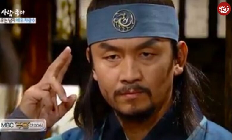 عکس| سفر به تاریخ؛ چهرۀ «مشاور جوسا» (سریال جومونگ) در 17 سالگی بین همکلاسی‌هایش