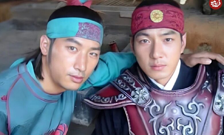 تاریخ و سفر در زمان؛ (عکس) : «جومونگ کنار بدلکارش» پشت صحنه سریال جومونگ سال 1384 عکس| سفر در زمان: «جومونگ در کنار بدلکارش» در پشت صحنه سریال جومونگ؛ سال 1384