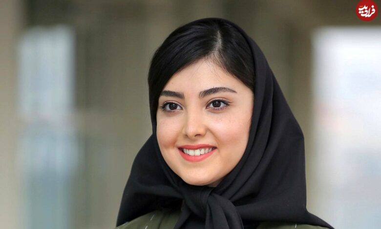 تاریخ و سفر در زمان؛ (عکس) چهره «زیبا کرمعلی» 21 سالگی کنار یا سال 1396 عکس| سفر در زمان؛ چهره «زیبا کرمعلی» در 21 سالگی در کنار دریا؛ سال 1396