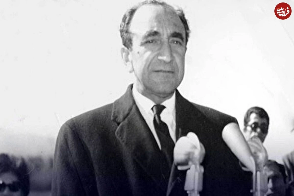 سفر در زمان؛ یادداشت‌های علم، جمعه ۱ دی ۱۳۵۱: عراق با کمپانی‌ها صحبت میکند که ببیند بعد از ملی کردن منابع نفتی کرکوک، [باید] چه خاکی بر سر خود بریزد