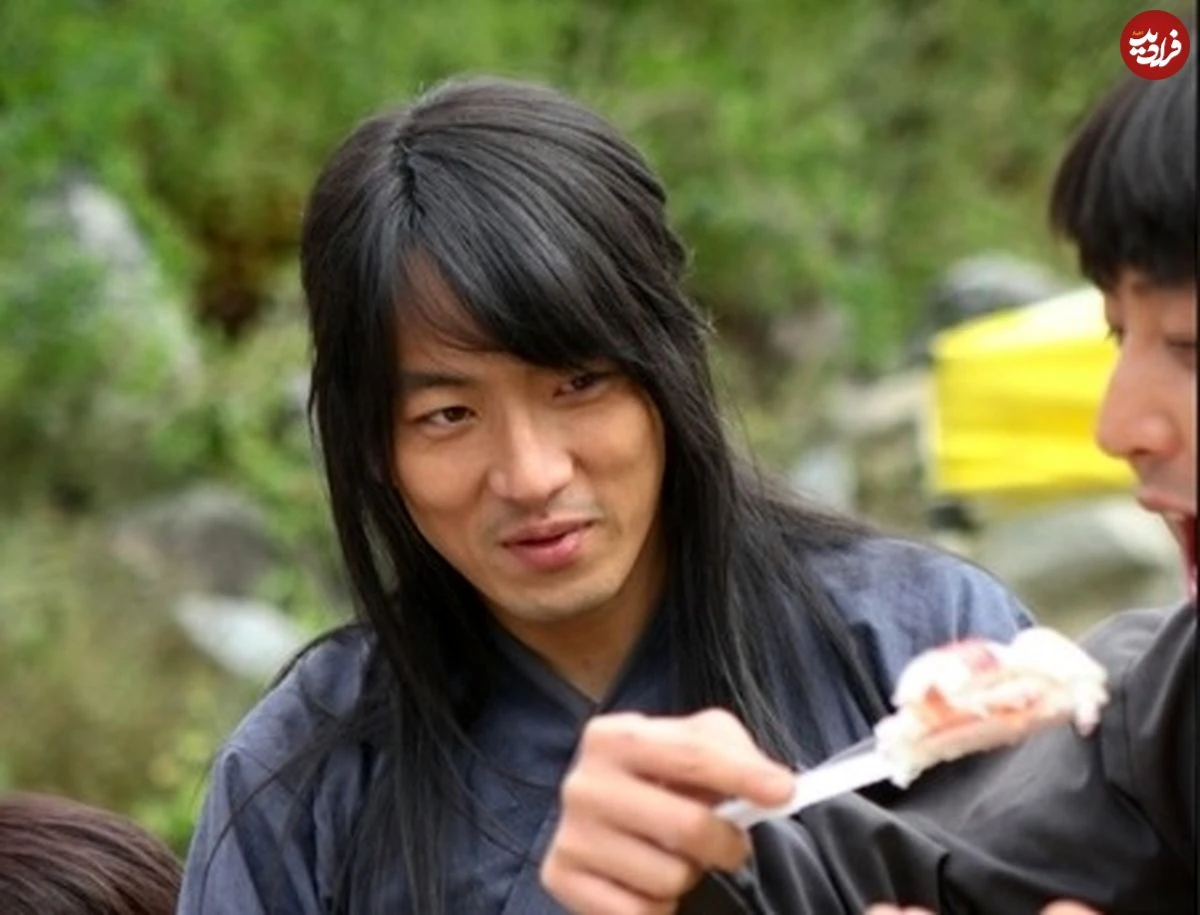 عکس| سفر زمان؛ «موهیول» در حال خواندن مجلۀ مُد در پشت‌صحنه «امپراتور بادها»