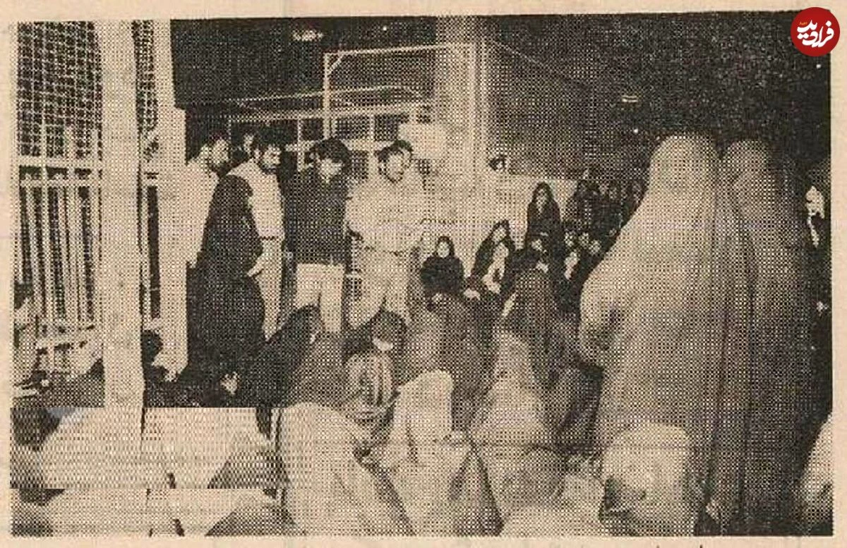 سفر زمان| ۴۰۰ دختر دانشجو شب پیادهرو خوابیدند! عکس؛ سفر در زمان؛ ۴۰۰ دختر دانشجو شب در پیادهرو خوابیدند!