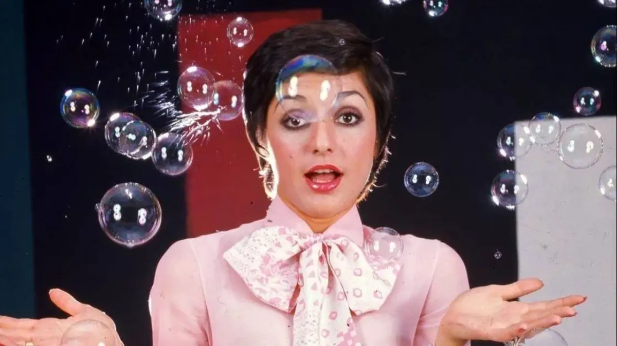 عکس سفر در زمان  -  اتاق خواب کودکی گوگوش؛ جولان عروسک های کلاسیک