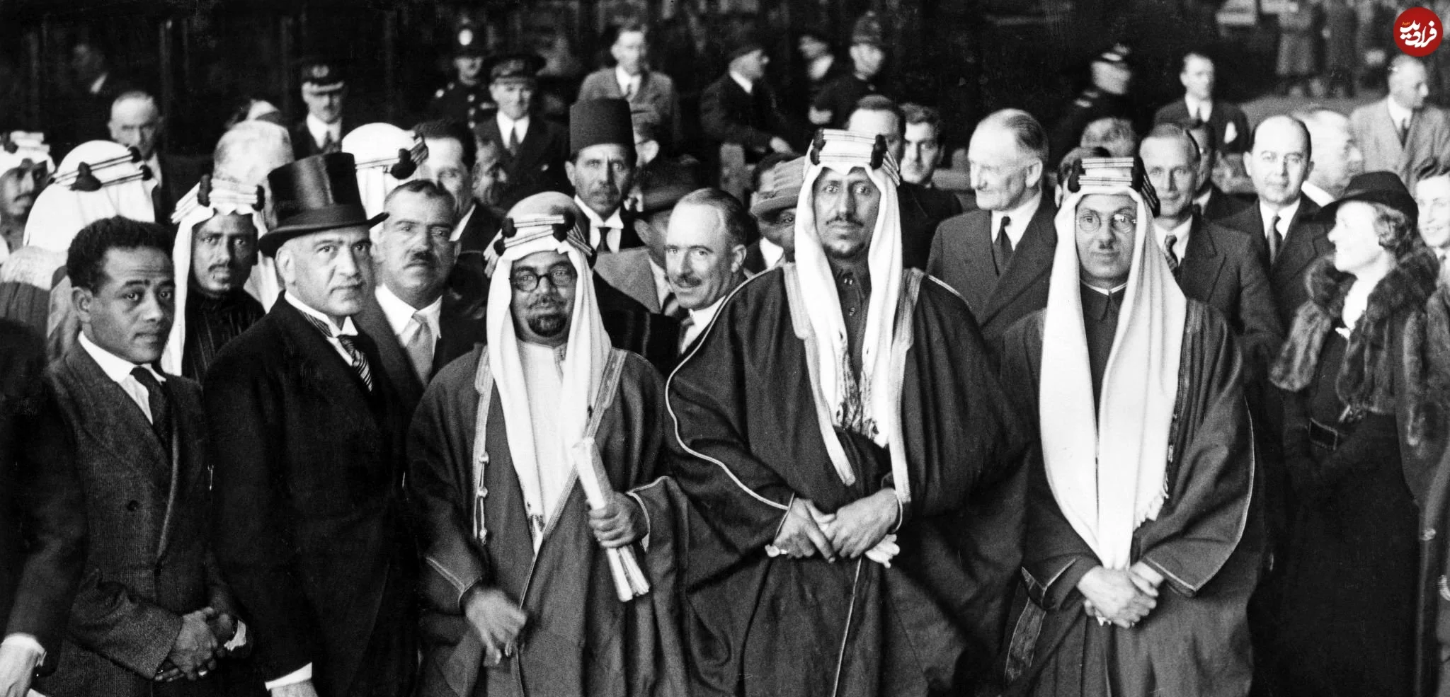 عکس؛ سفر در زمان؛ ملک سعود، پادشاه عربستان و برادرش پیش از تاجگذاری جورج ششم در لندن؛ سال 1316 16