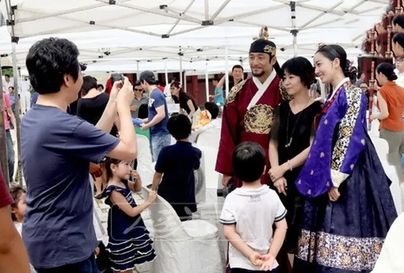 تصویرزمان| عکس یادگاری امپراتور سوکجونگ و بانو جانگ با طرفداران در پشتصحنه سریال «دونگیی» تصویرزمان| عکس یادگاری امپراتور سوکجونگ و بانو جانگ با طرفداران در پشتصحنه سریال «دونگیی»