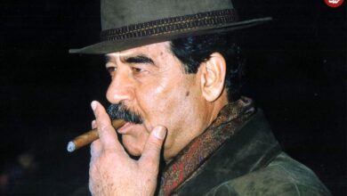 عکس| سفر به تاریخ؛ «صدام» و همسرش «ساجده» در حال روشن کردن شمع‌های روی کیک تولد