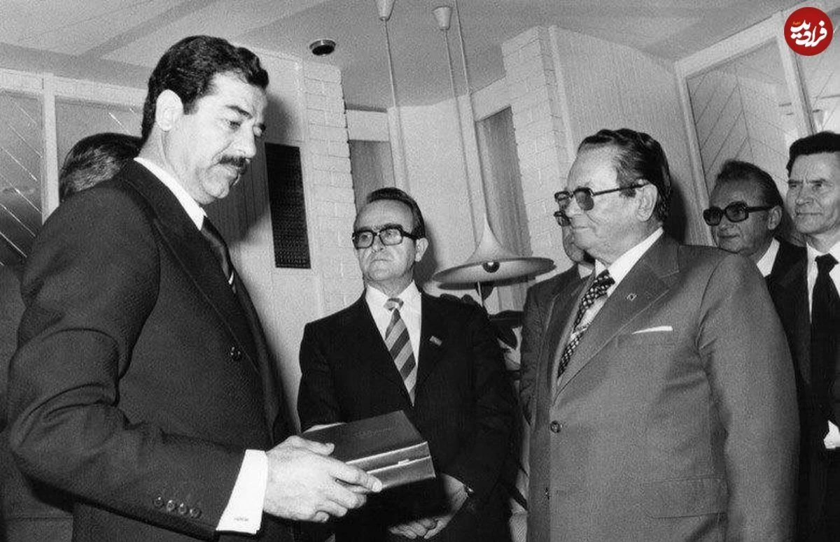 عکس| سفر به تاریخ؛ «صدام» در حال روشن کردن سیگار «تیتو، رهبر یوگوسلاوی»