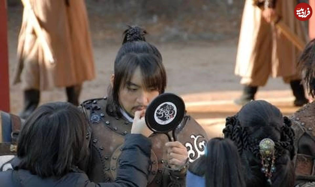 سفر زمان| عکس| سفر زمان؛ «جومونگ» با هندزفری در کنار «سایونگ و بیورها» در پشتصحنه سریال جومونگ عکس| سفر زمان؛ «جومونگ» با هندزفری در کنار «سایونگ و بیورها» در پشتصحنه سریال جومونگ