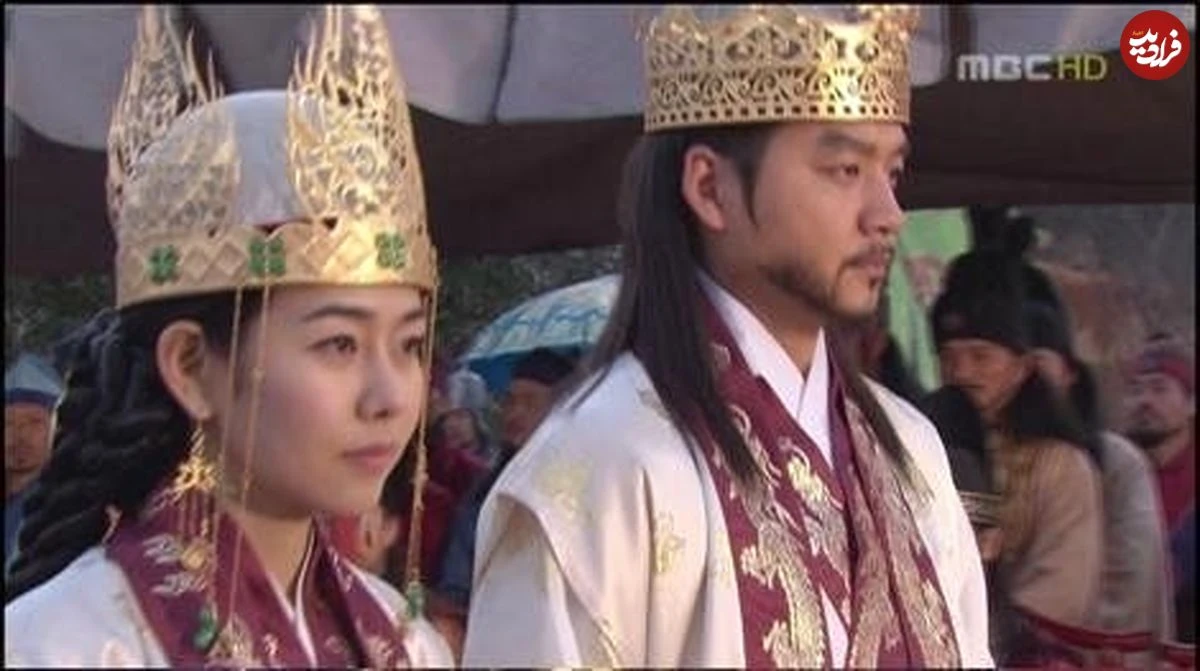 عکس| سفر زمان؛ «تسو» به همراه «همسر، مادر و پدرزنش» در یک برنامه تلویزیونی