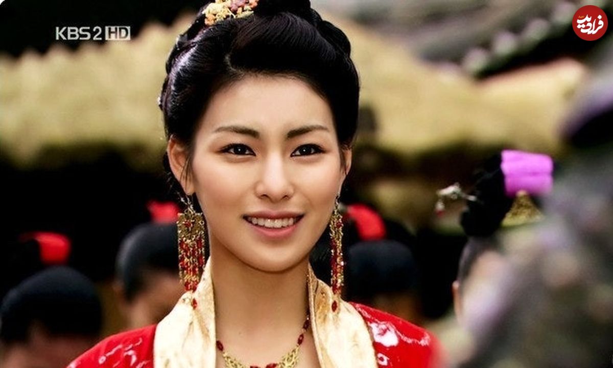 قاب زمان و تاریخ| چهرۀ «بانو جیلی، زن موهیول» 18 سالگی اولین سریالش عکس| سفر زمان؛ چهرۀ «بانو جیلی، زن موهیول» در 18 سالگی در اولین سریالش