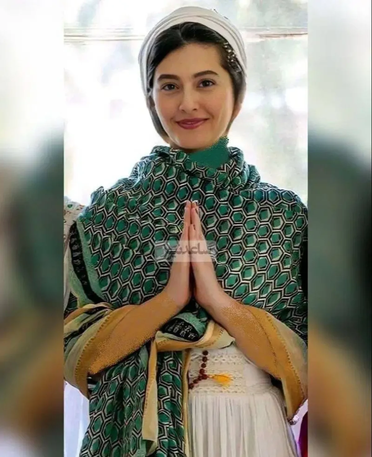 عکس -  استایل هندی پردیس احمدیه، پریسای سریال از یادرفته با شال و تسبیح سنتی