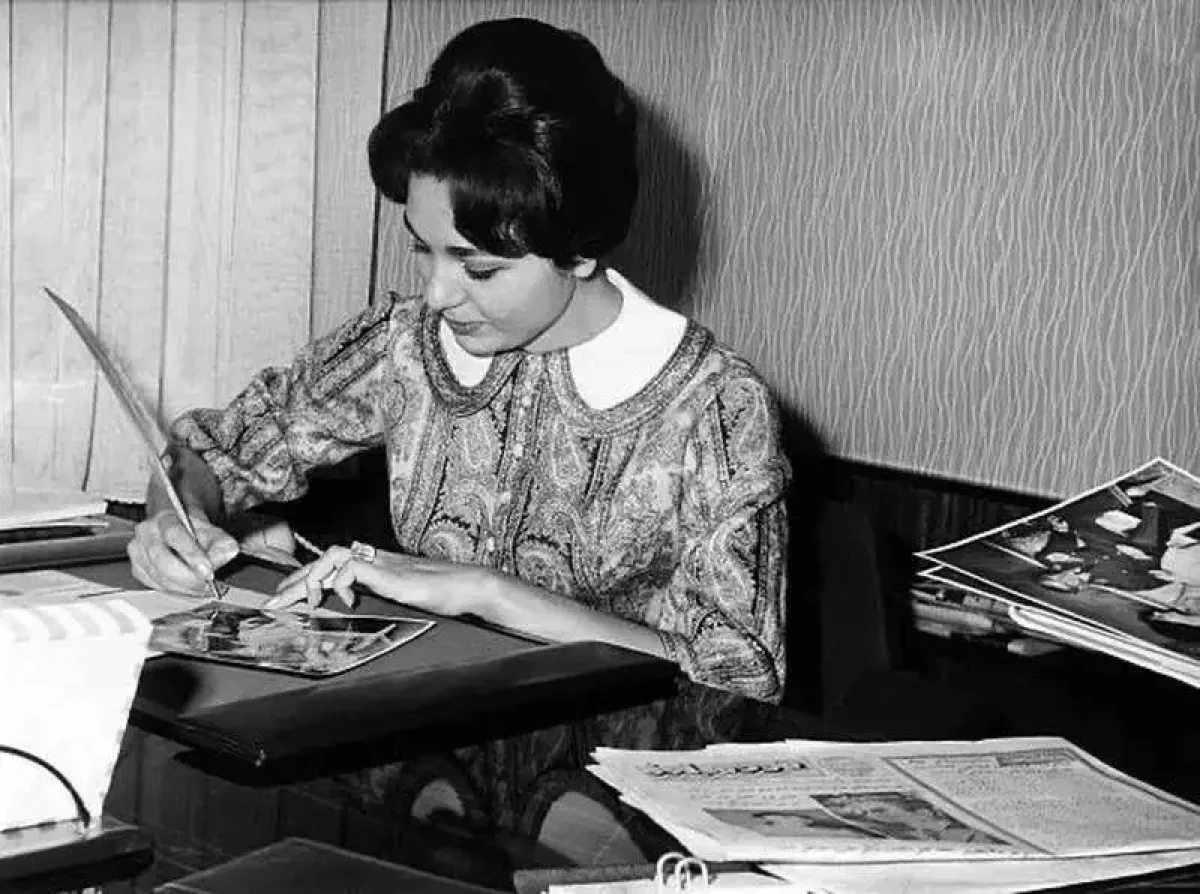 سفر به ایام قدیم سال 1340؛ فرح دیبا با کارهای قایمکی در اتاق کارش