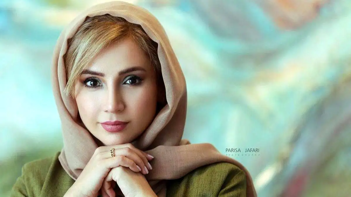 تیپ بچگانه و عروسکی شبنم قلی خانی در تئاتر