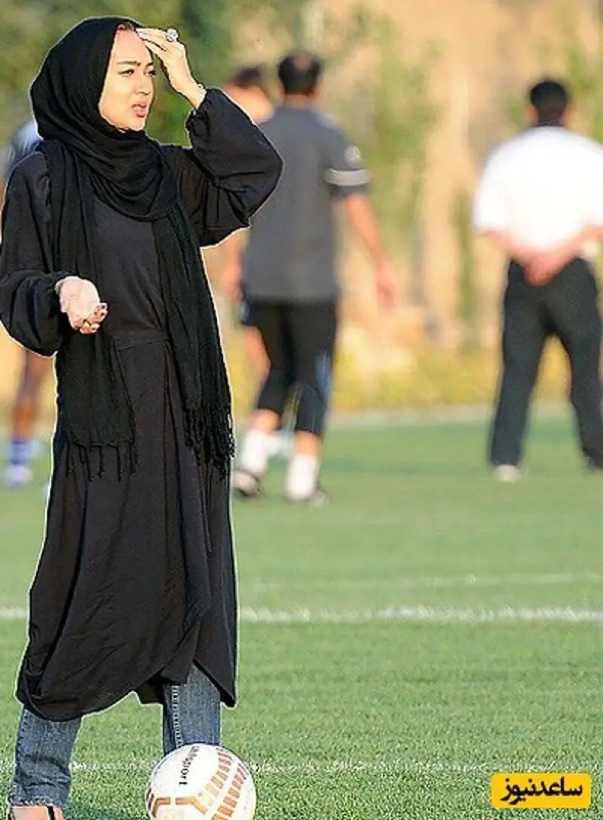 تصاویر  -  فوتبال بازی کردن  نیکی کریمی با کفش صندل همراه قلعه نویی سرمربی تیم ملی ... -  صمیمیتی که حاشیه ساز شد ...