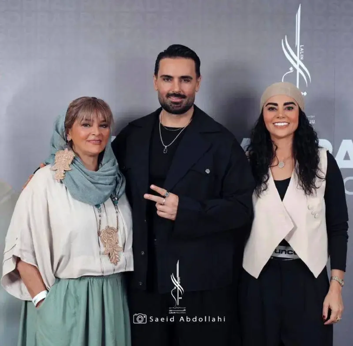 چهره ها -  انتشار عکس خانوادگی سهراب پاکزاد به مناسبت تولد مادرش