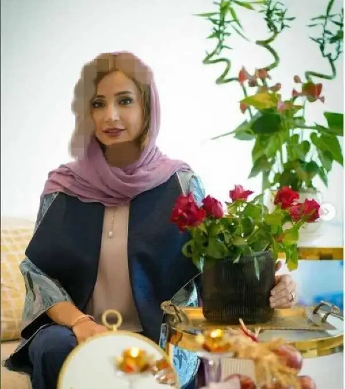 318537381760730374 گلدان های رومیزی خاص شبنم قلی خانی یکتای هشت و نیم دقیقه - دکور خونش خیلی شیک و باکلاسه - این خونه نیست رسما قصره...