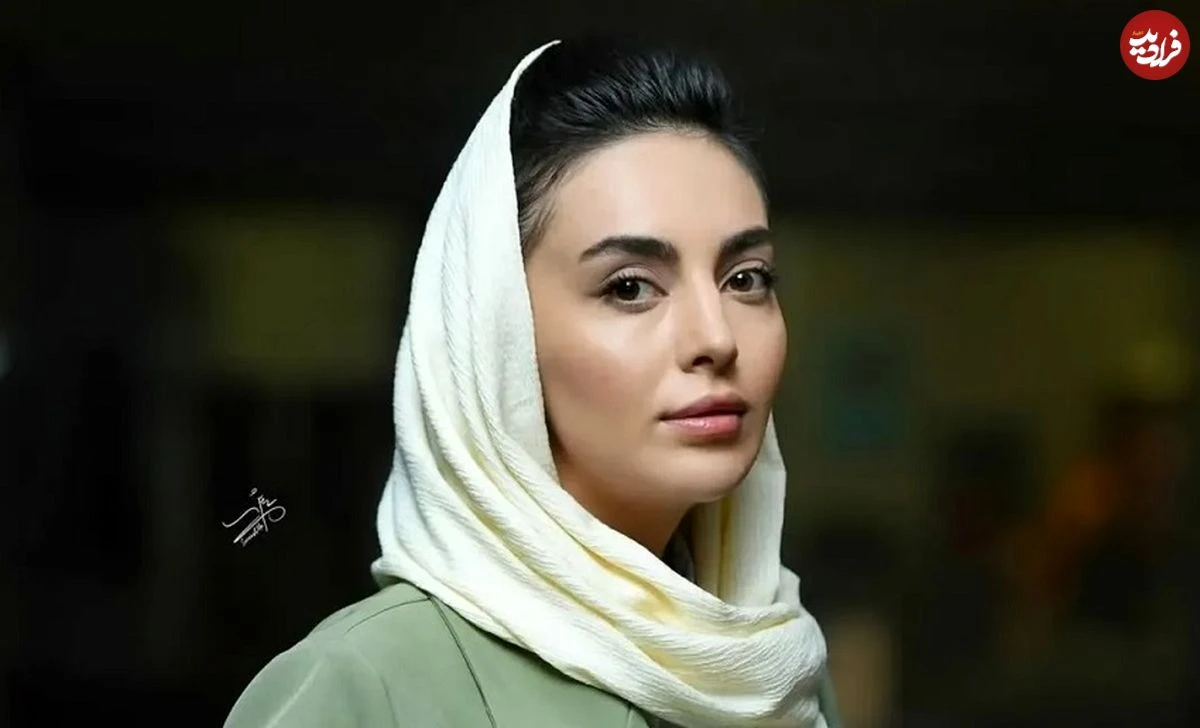 سفر زمان| ؛ تیپ و چهرۀ «مرضیه» سریال بچه مهندس بر روی صحنه تئاتر؛ سال 1401 عکس| سفر زمان؛ تیپ و چهرۀ «مرضیه» (سریال بچه مهندس) بر روی صحنه تئاتر؛ سال 1401