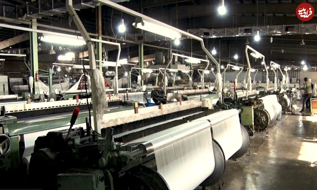 عکس؛ سفر در زمان؛ دو زن کارگر در کارخانه نساجی قائمشهر، سال ۱۳۵۵