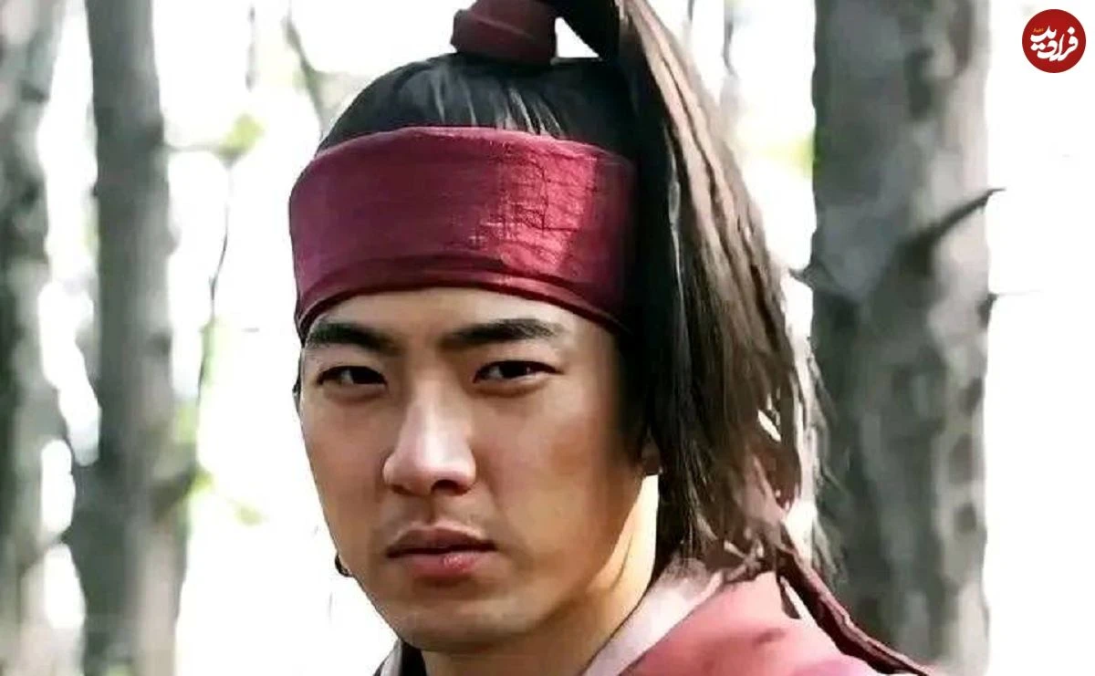 سفر زمان| در ؛ «جومونگ» در حال صحبت با موبایل در پشت صحنه سریال جومونگ عکس| سفر در زمان؛ «جومونگ» در حال صحبت با موبایل در پشت صحنه سریال جومونگ