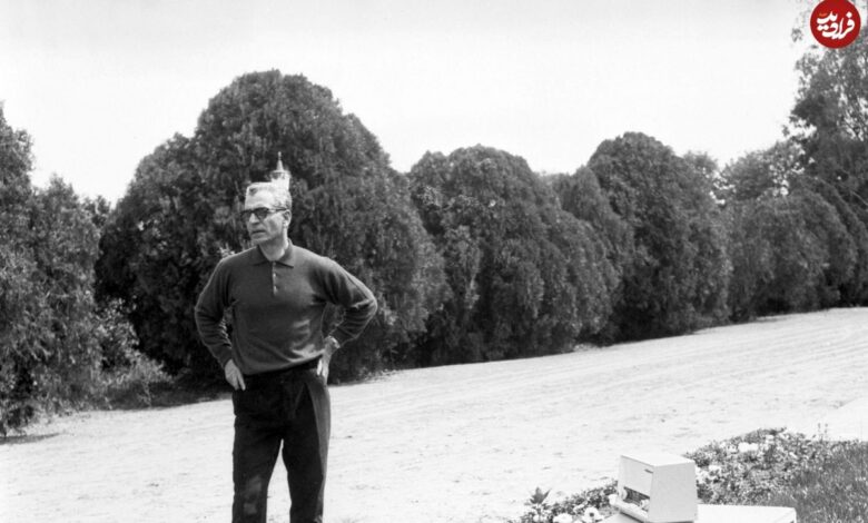 عکس| سفر در تاریخ؛ «محمدرضا پهلوی» در حال قدم زدن با همسر سوم اش؛ اواخر دهه 30