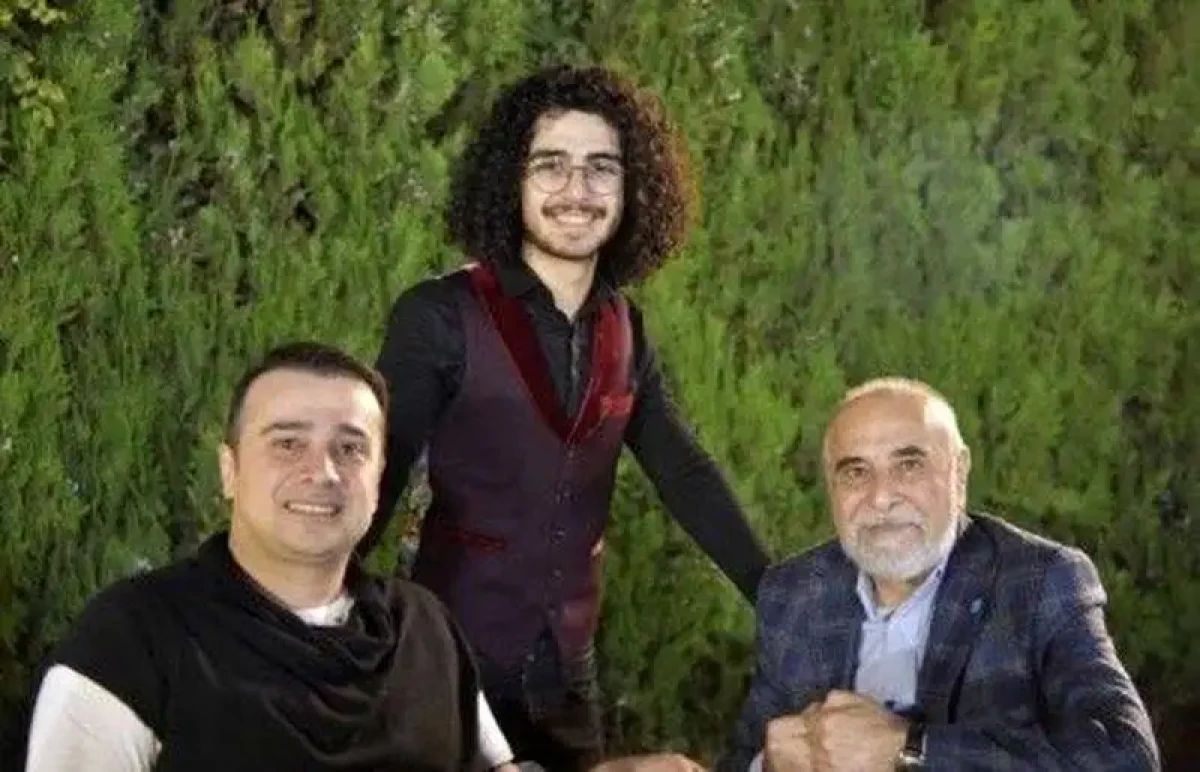 5522621760895917 قاب خانوادگی سپند امیرسلیمانی در کنار پدر و خواهرزاده اش
