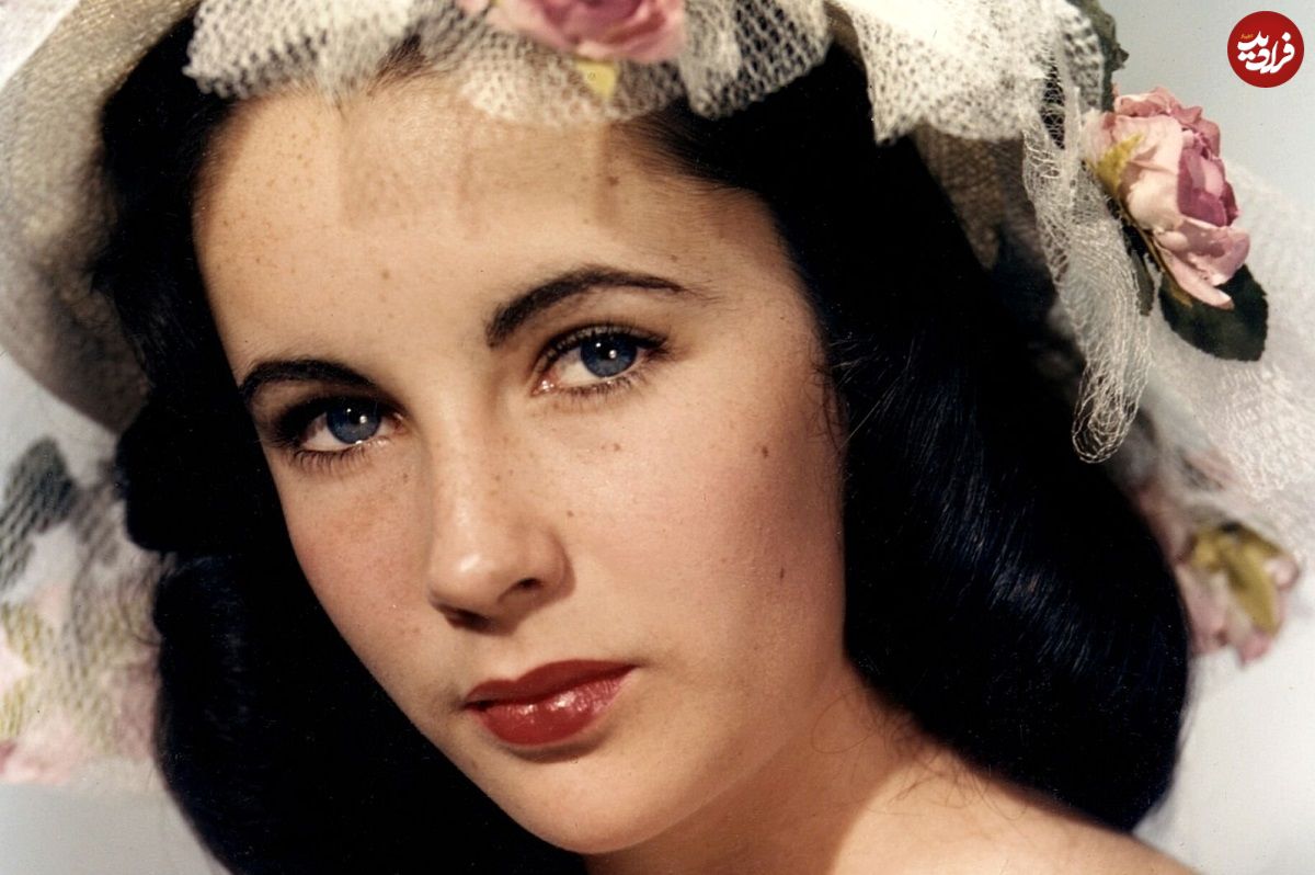 تاریخ و سفر در زمان؛ (عکس) «الیزابت تیلور» حال عکاسی از تخت جمشید سال 1355 عکس| سفر در زمان؛ «الیزابت تیلور» در حال عکاسی از تخت جمشید؛ سال 1355