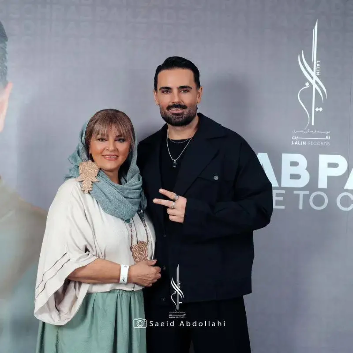 چهره ها -  انتشار عکس خانوادگی سهراب پاکزاد به مناسبت تولد مادرش