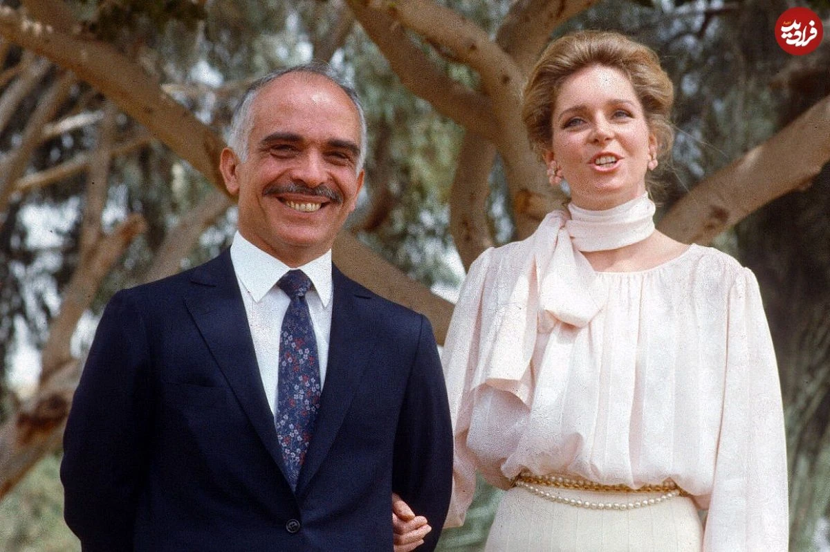 عکس| سفر در زمان؛ «ملک حسین، پادشاه اردن» در حال قهوه خوردن در کنار ملکه نور؛ سال 1363