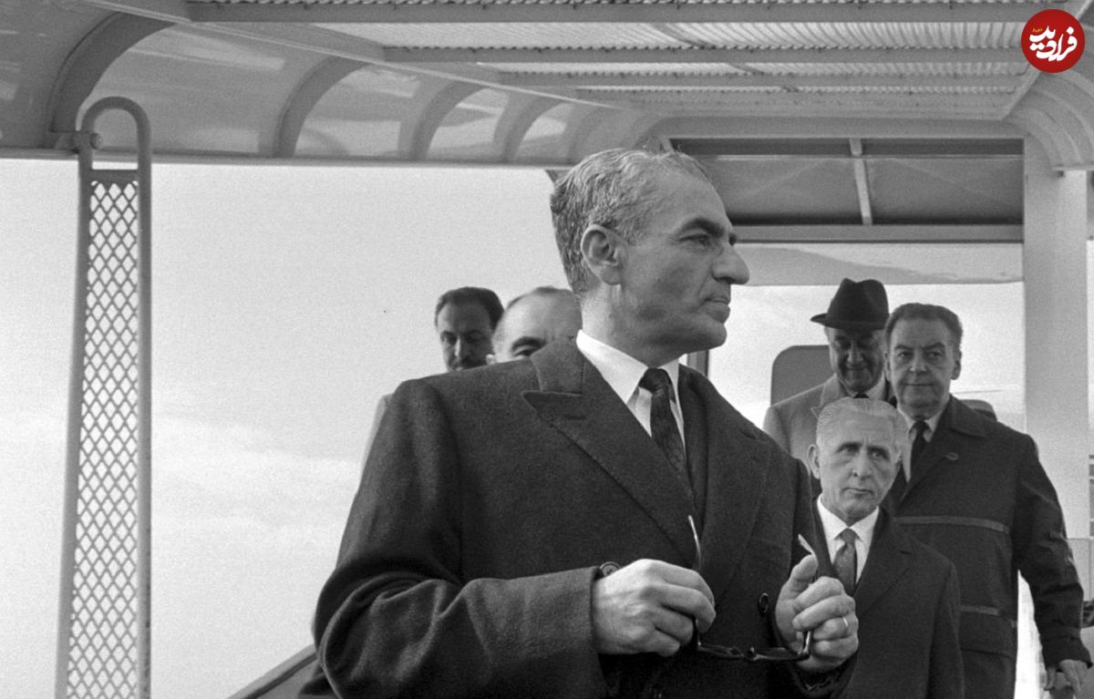 قاب زمان و تاریخ| «محم ضا پهلوی و همسر سوم اش» حال قدم زدن بانکوک سال 46 عکس| سفر در زمان؛ «محمدرضا پهلوی و همسر سوم اش» در حال قدم زدن در بانکوک؛ سال 46