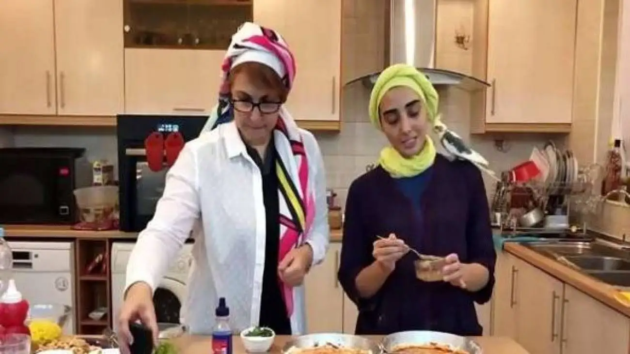 عکس | سفر در زمان ؛ لحظات شاد در خانه فاطمه گودرزی پخت باقلوای گردویی خوش عطر با حضور مادر شوهر و عروس هنرمندش دریا مرادی دشت ویدیو - لحظات شاد در خانه فاطمه گودرزی - پخت باقلوای گردویی خوش عطر با حضور مادر شوهر و عروس هنرمندش دریا مرادی دشت