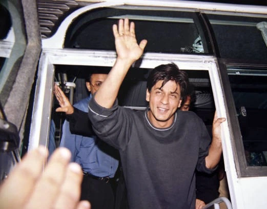 سفر زمان | عکس صمیمانه شاهرخ خان در 40 سالگی در دهلی نو سال 1384 