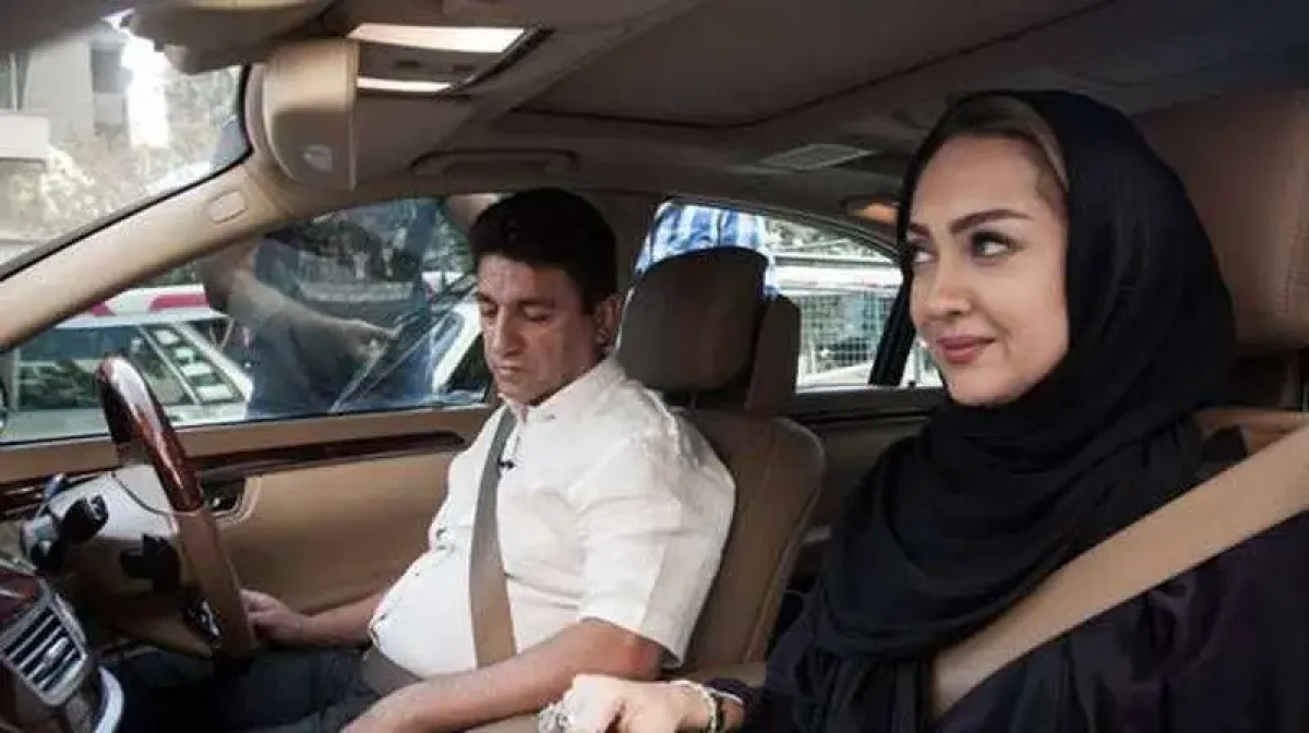 تصاویر  -  فوتبال بازی کردن  نیکی کریمی با کفش صندل همراه قلعه نویی سرمربی تیم ملی ... -  صمیمیتی که حاشیه ساز شد ...