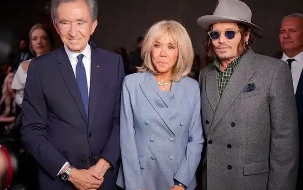 تصویر زمان | حاشیهسازی شارلیز ترون با نادیده گرفتن جانی دپ در شو دیور پاریس تصویر زمان | حاشیهسازی شارلیز ترون با نادیده گرفتن جانی دپ در شو دیور پاریس