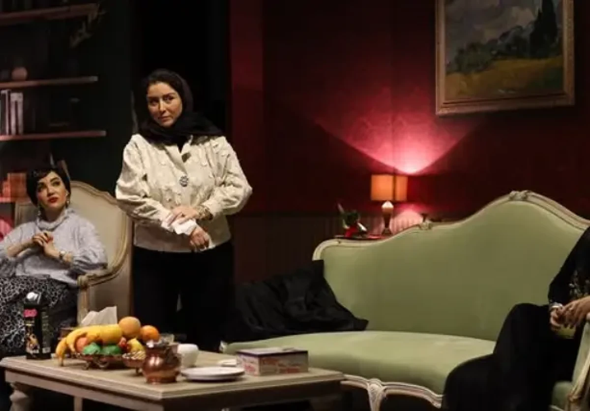 عکس جذاب از چهره عجیب ژاله صامتی در اجرای نمایش محبوبه ها Screenshot 2024 12 20 200203