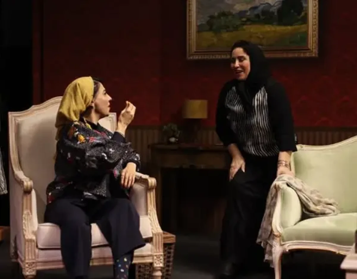 عکس جذاب از چهره عجیب ژاله صامتی در اجرای نمایش محبوبه ها Screenshot 2024 12 20 200226