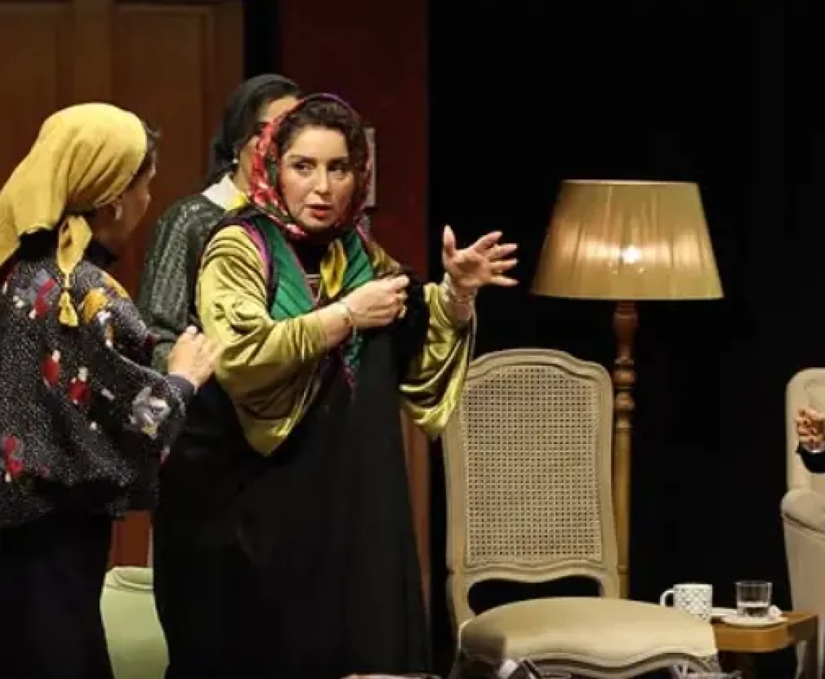 عکس جذاب از چهره عجیب ژاله صامتی در اجرای نمایش محبوبه ها Screenshot 2024 12 20 200241