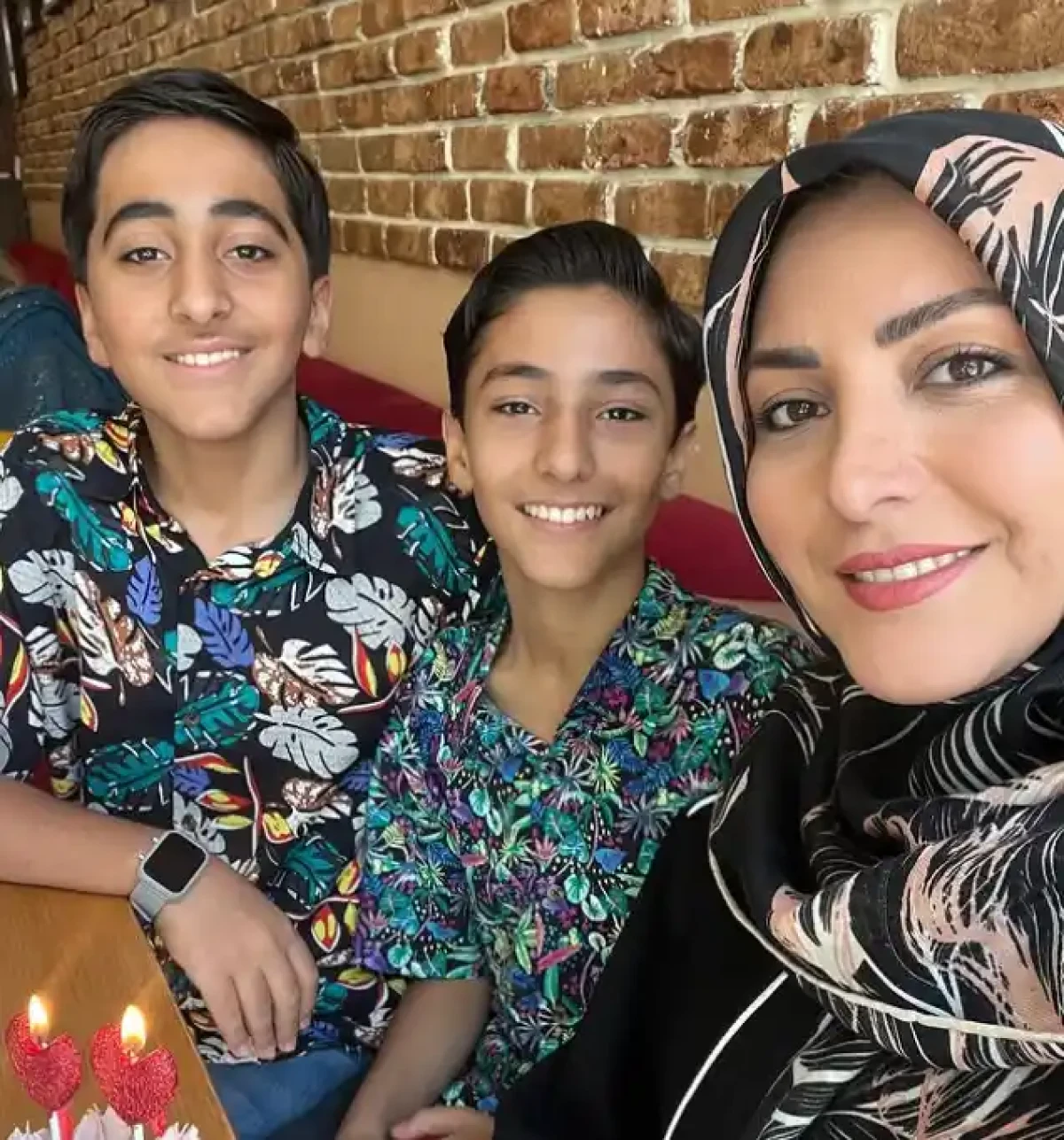 چهره جدید المیرا شریفی مقدم در برنامه شب یلدا همراه پسرای جذابش Screenshot 2024 12 22 095651