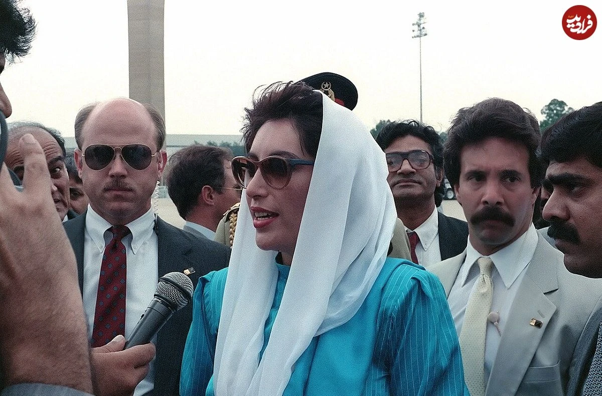 سفر زمان| عکس| سفر در زمان؛ «بی نظیر بوتو» نخست وزیر پاکستان در حرم امام رضا؛ سال 69 عکس| سفر در زمان؛ «بی نظیر بوتو» نخست وزیر پاکستان در حرم امام رضا؛ سال 69