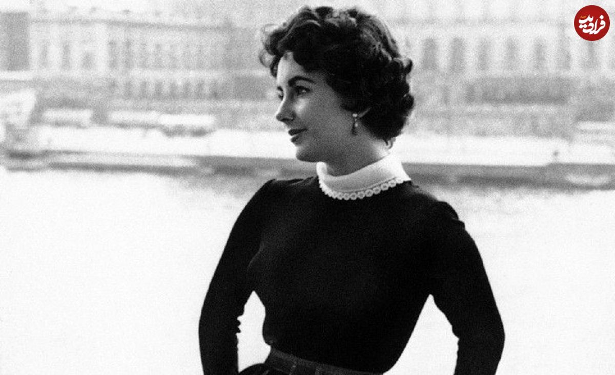 عکس| سفر در زمان؛ «الیزابت تیلور» در حال شستن سگش در سن 17 سالگی؛ سال 1325